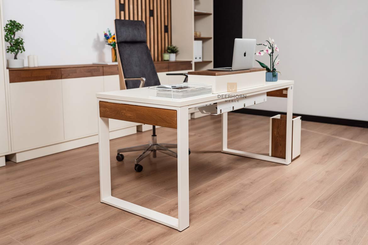 Bureau avec plateau en carton, lumière 160