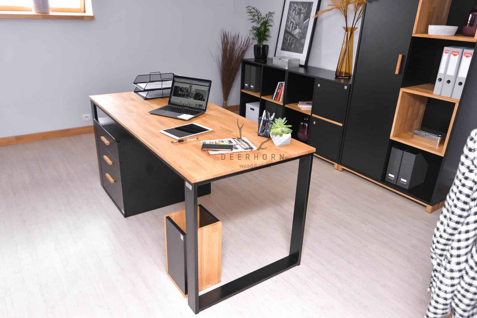 Bureau de direction avec plateau fin en bois et armoire