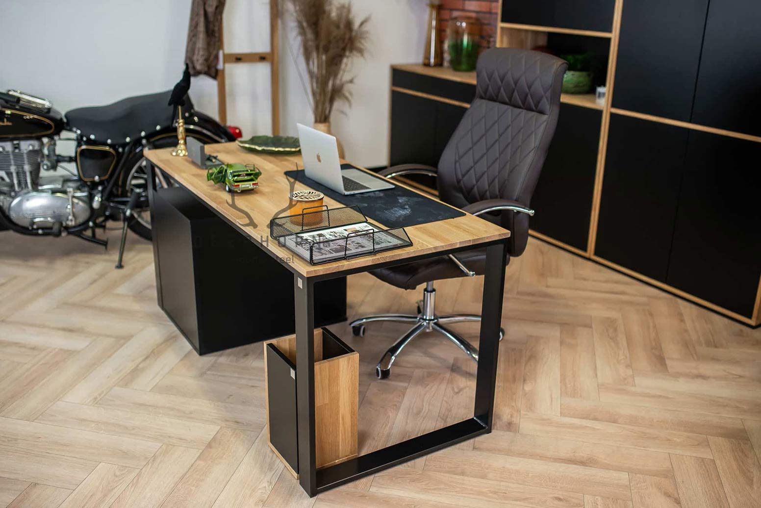Bureau de direction avec plateau fin en bois et armoire