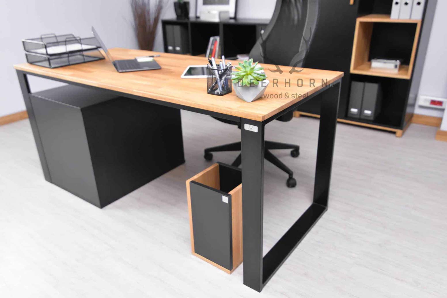 Bureau de direction avec plateau fin en bois et armoire