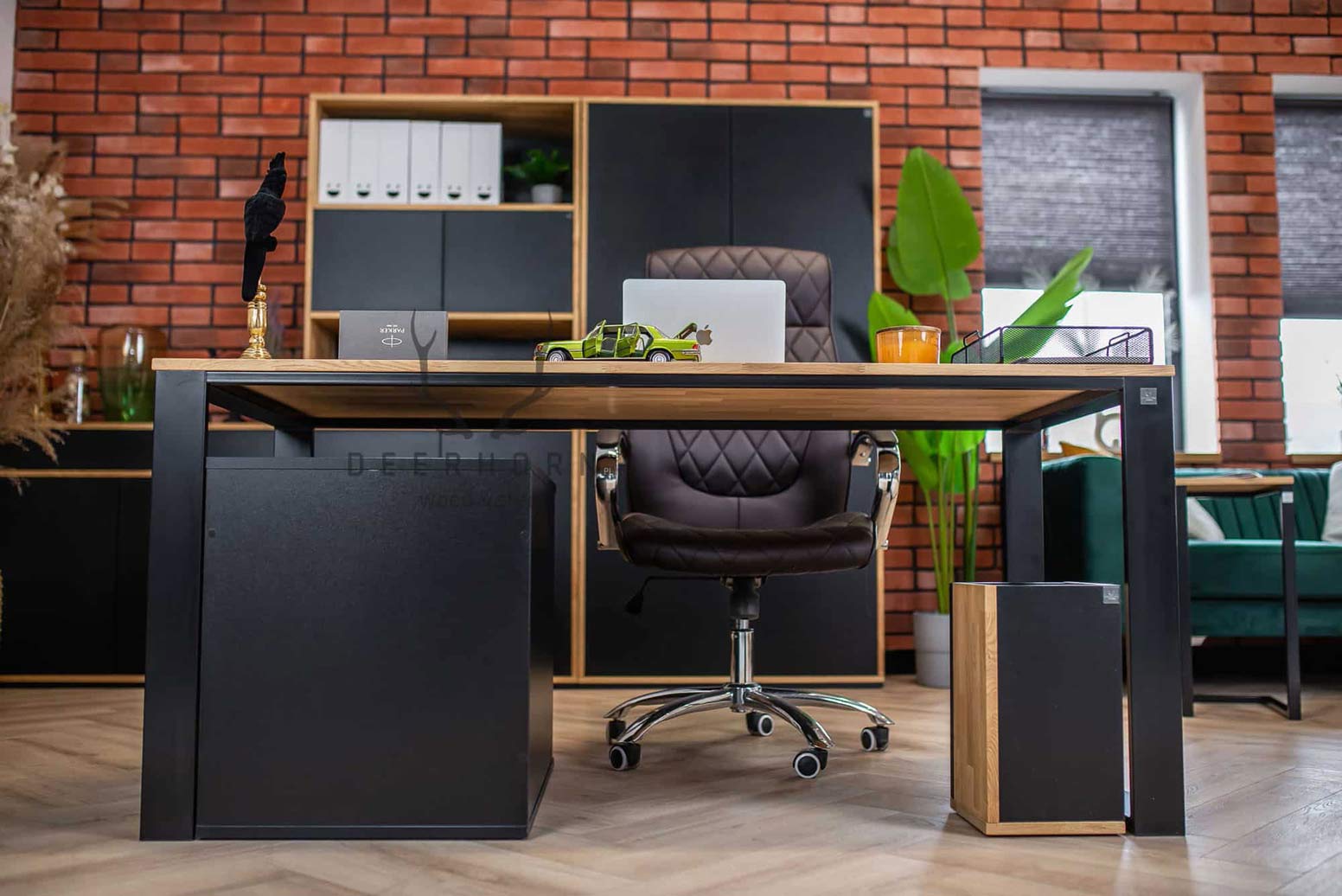 Bureau de direction avec plateau fin en bois et armoire
