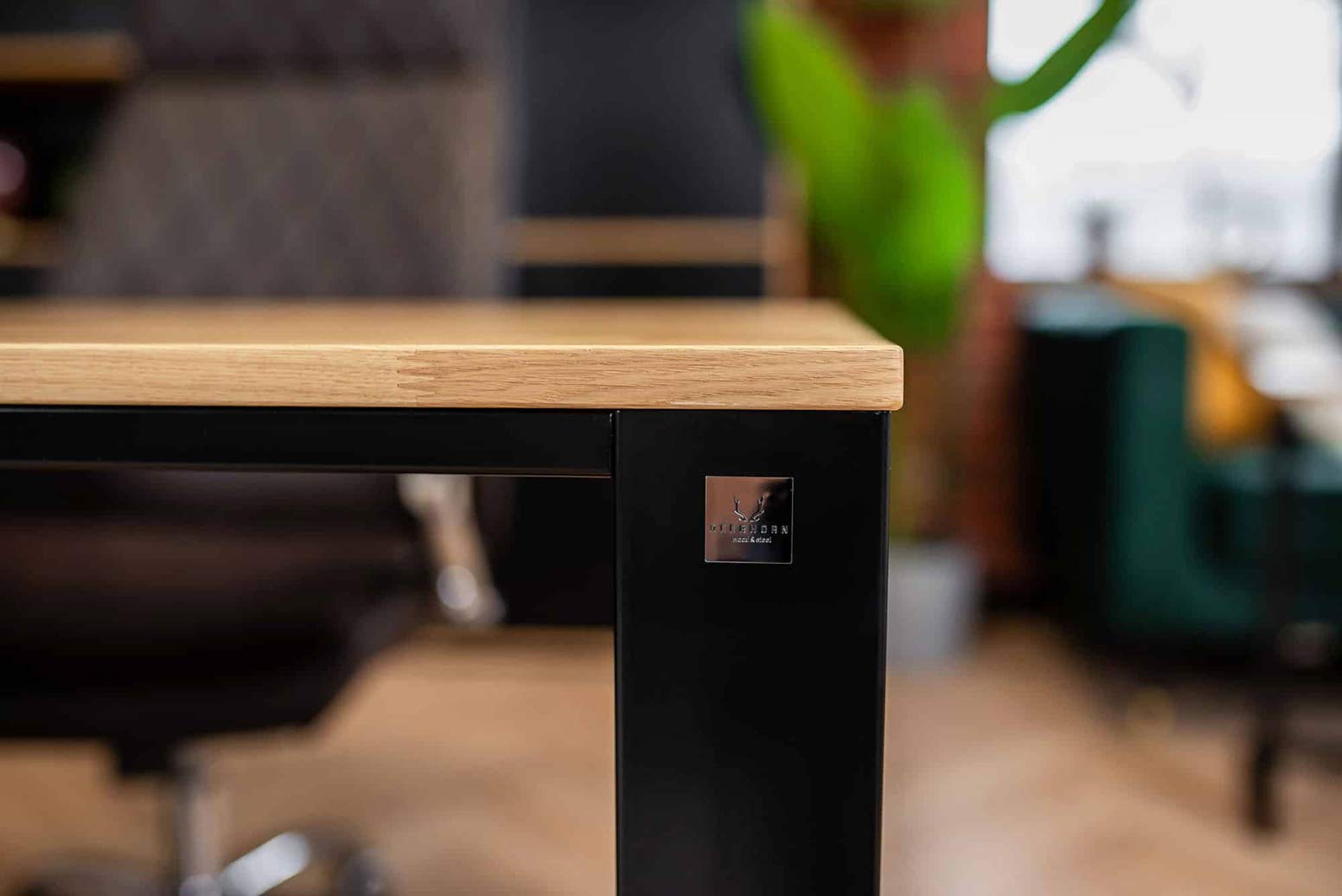 Bureau de direction avec plateau fin en bois et armoire