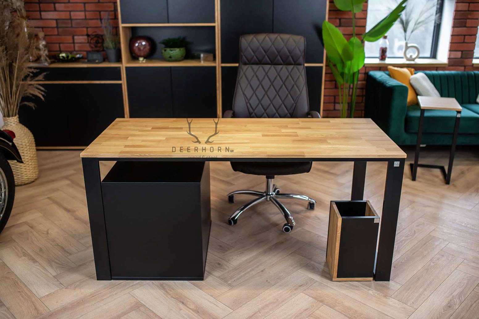 Bureau de direction avec plateau fin en bois et armoire