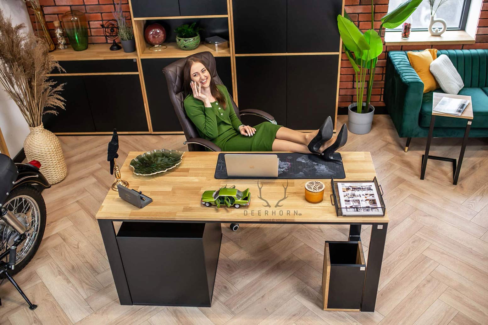 Bureau de direction avec plateau fin en bois et armoire