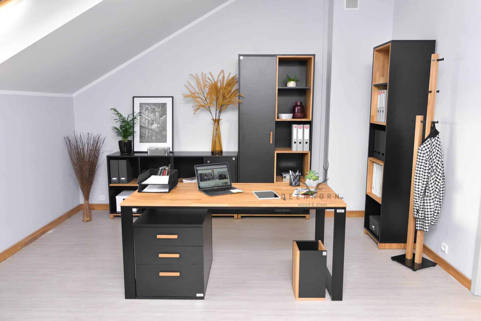 Bureau de direction avec plateau fin en bois et armoire