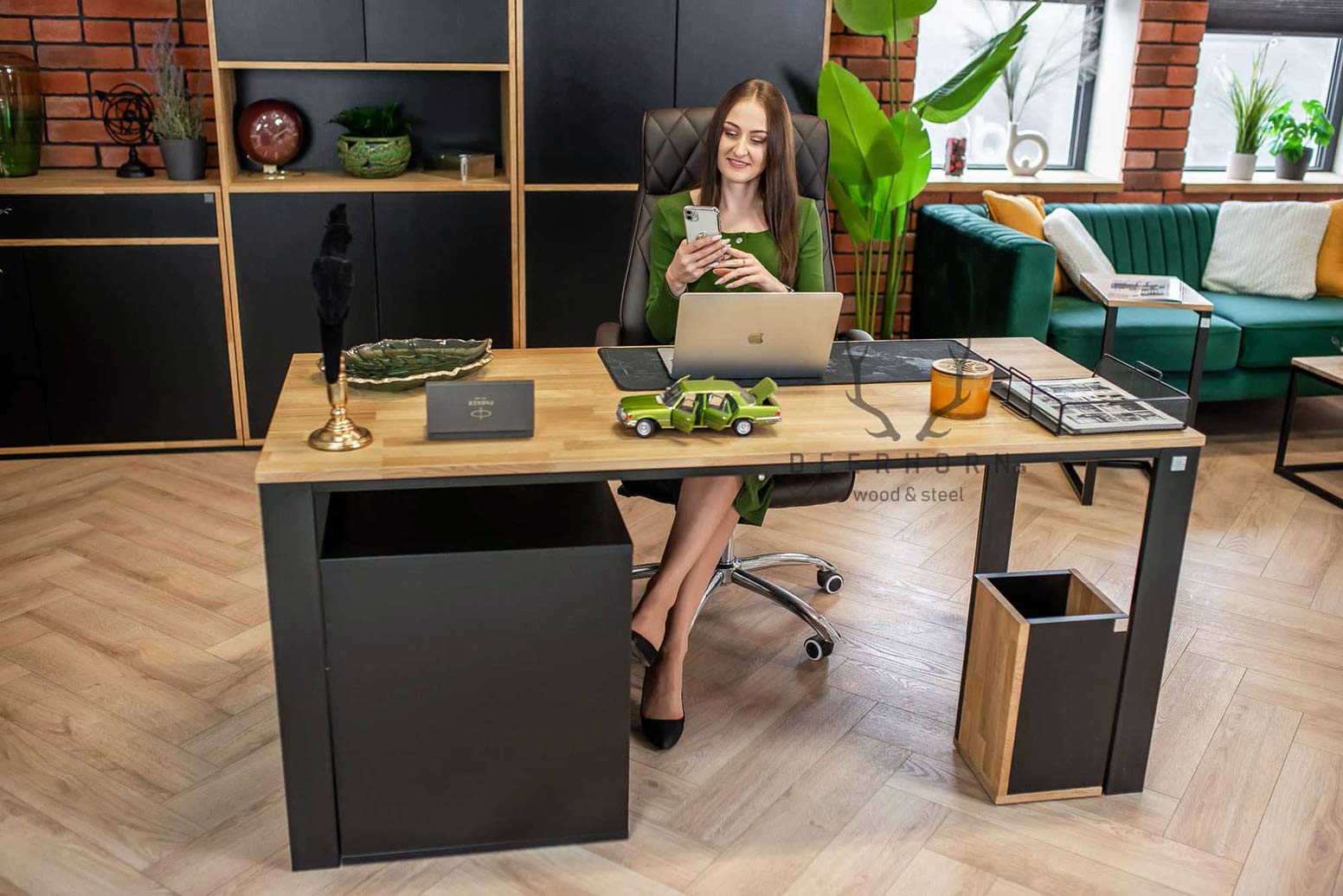 Bureau de direction avec plateau fin en bois et armoire