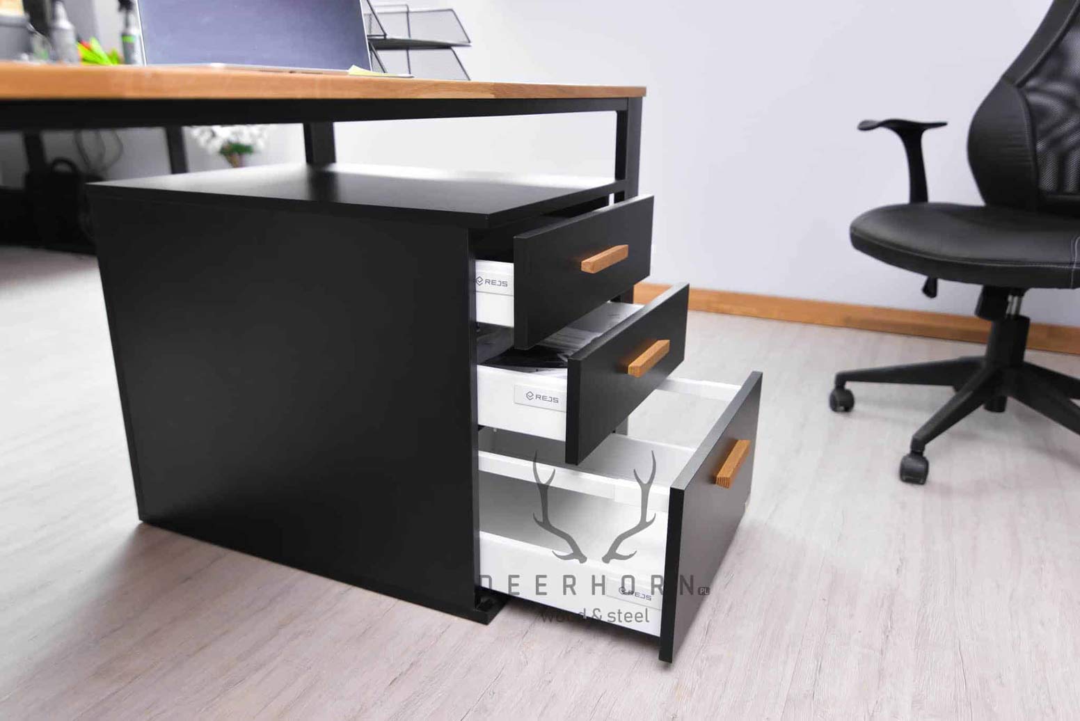 Bureau de direction avec plateau fin en bois et armoire