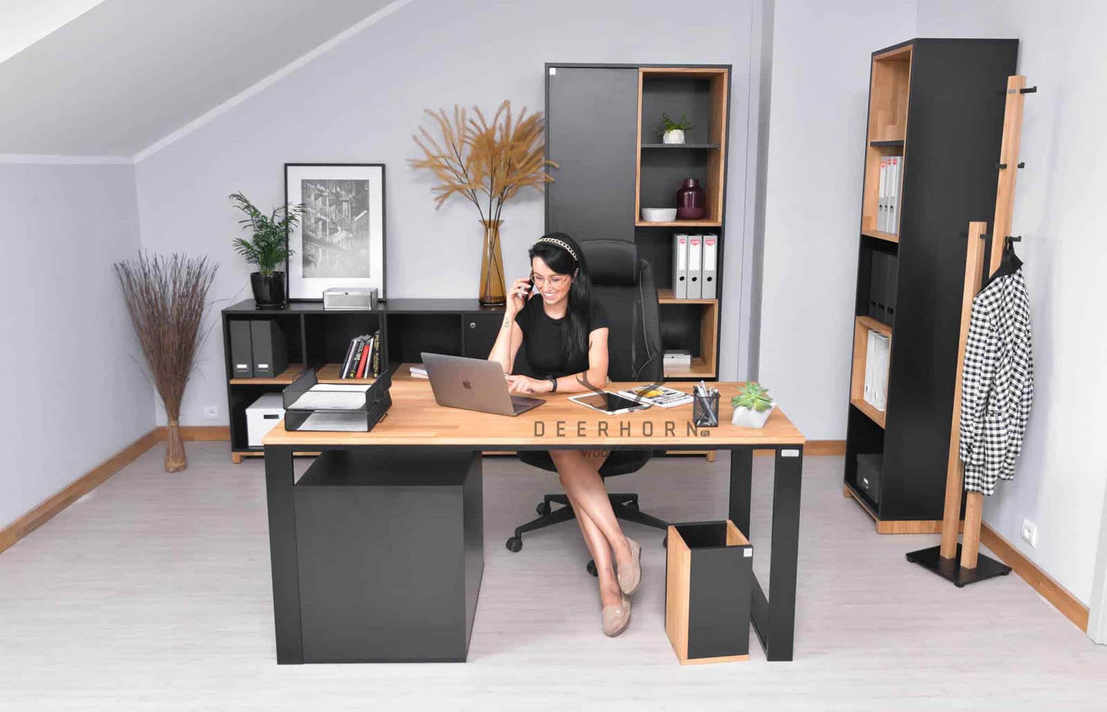 Bureau de direction avec plateau fin en bois et armoire