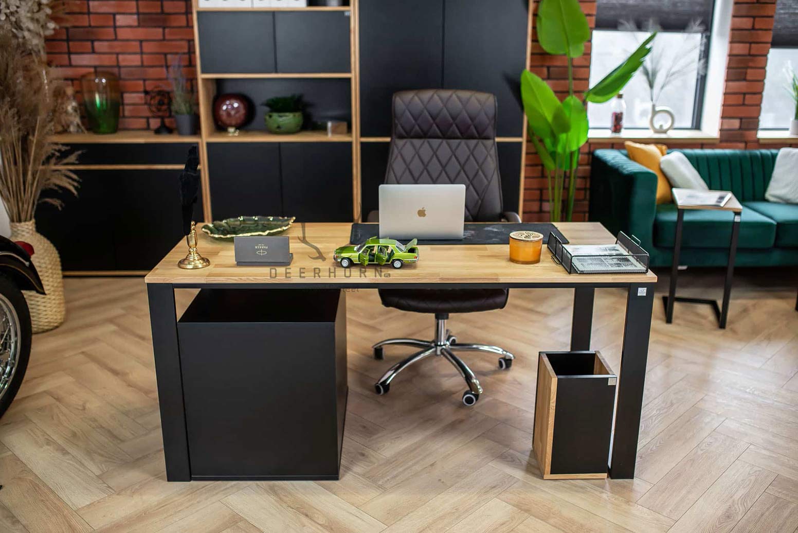 Bureau de direction avec plateau fin en bois et armoire