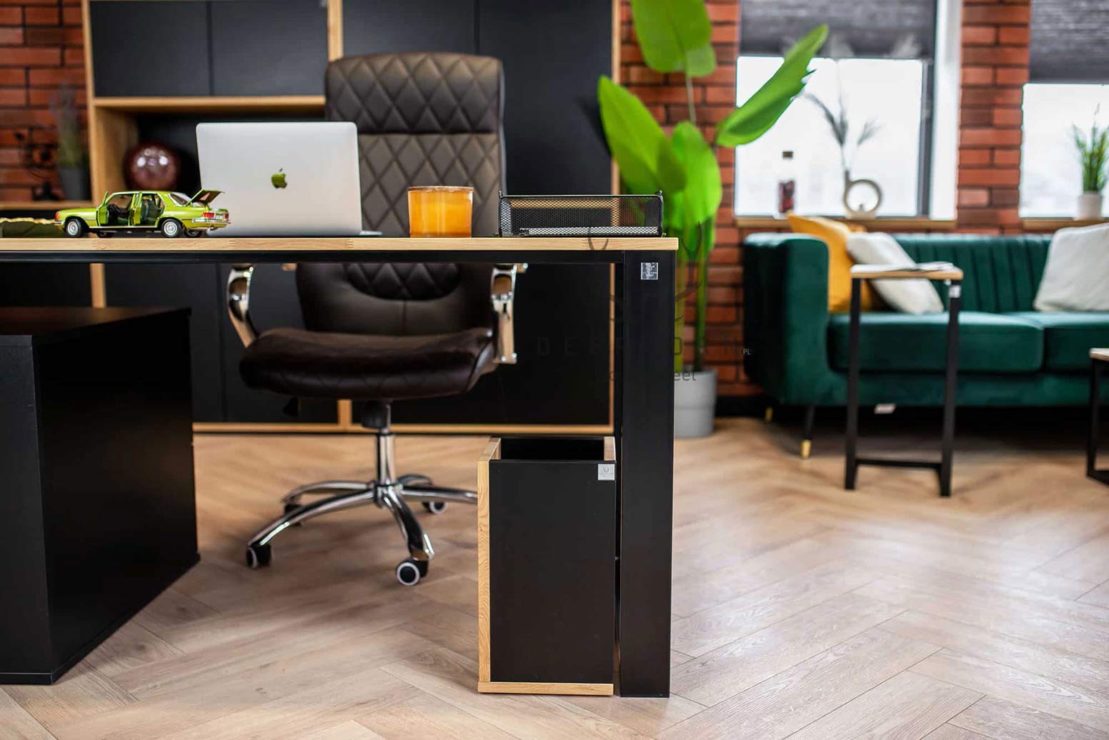 Bureau de direction avec plateau fin en bois et armoire