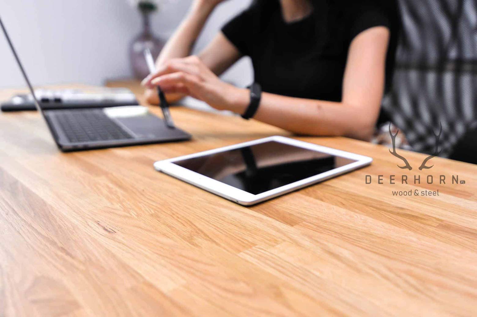 Bureau de direction avec plateau fin en bois et armoire