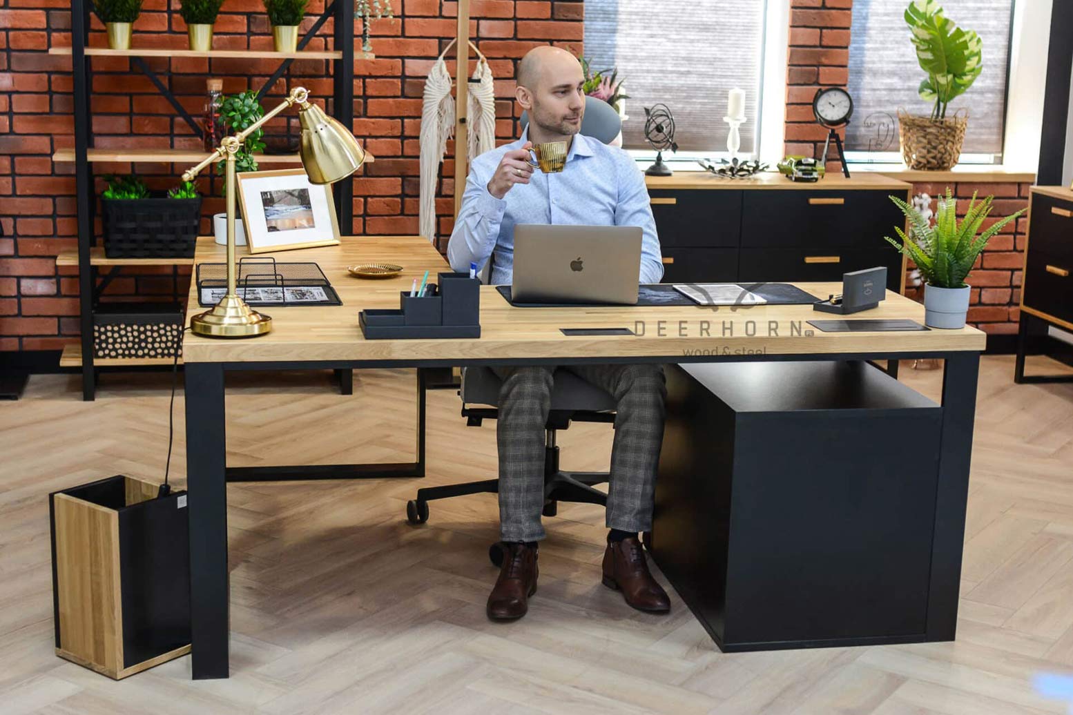 Bureau d'angle moderne avec plateau en bois pour un grand bureau