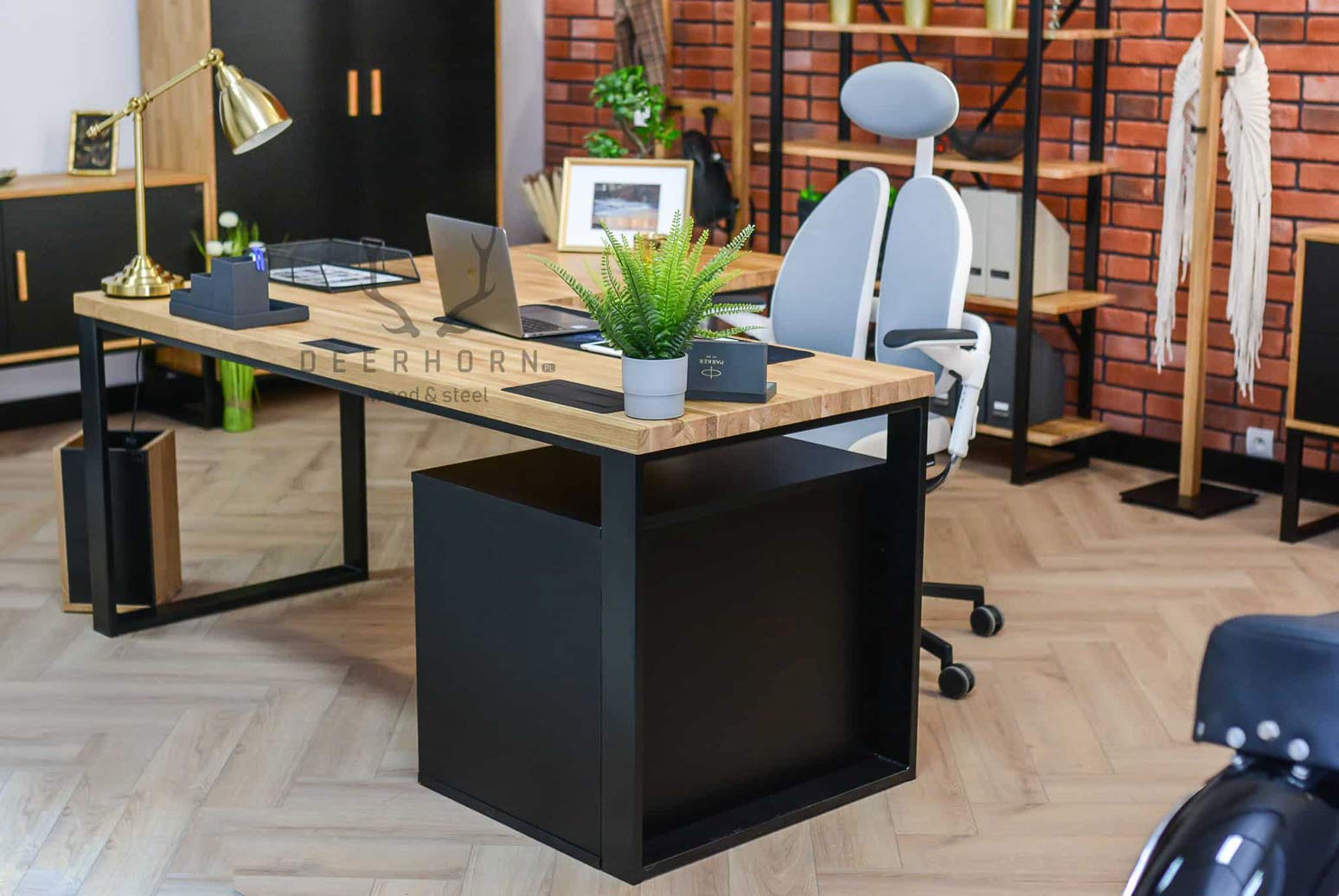 Bureau d'angle moderne avec plateau en bois pour un grand bureau