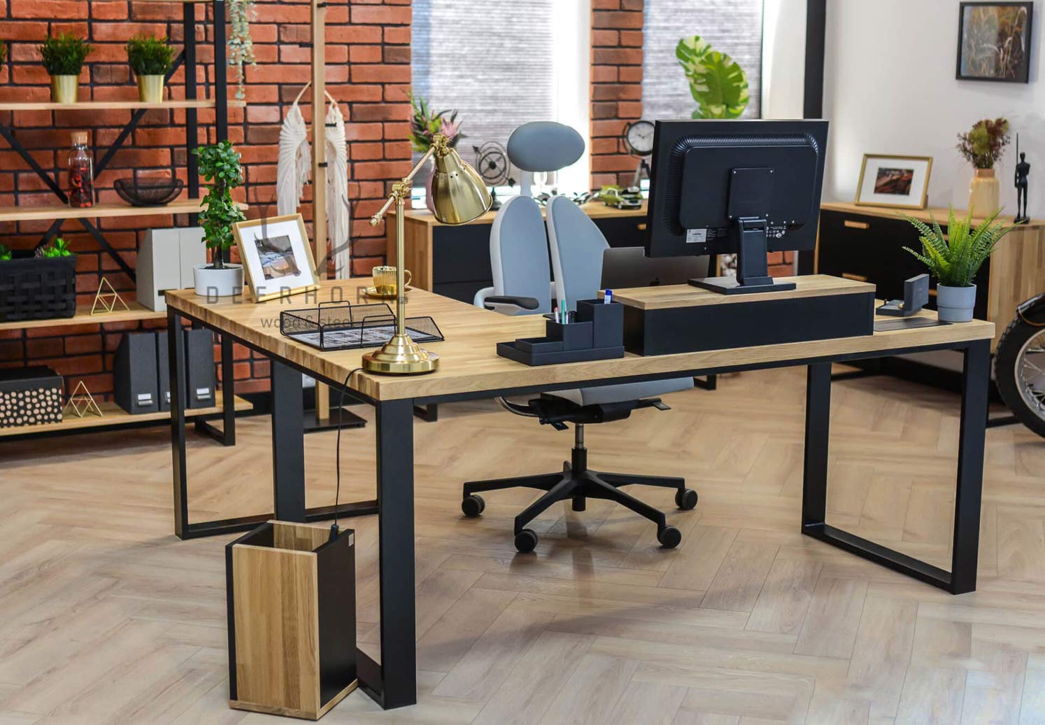 Bureau d'angle moderne avec plateau en bois pour un grand bureau