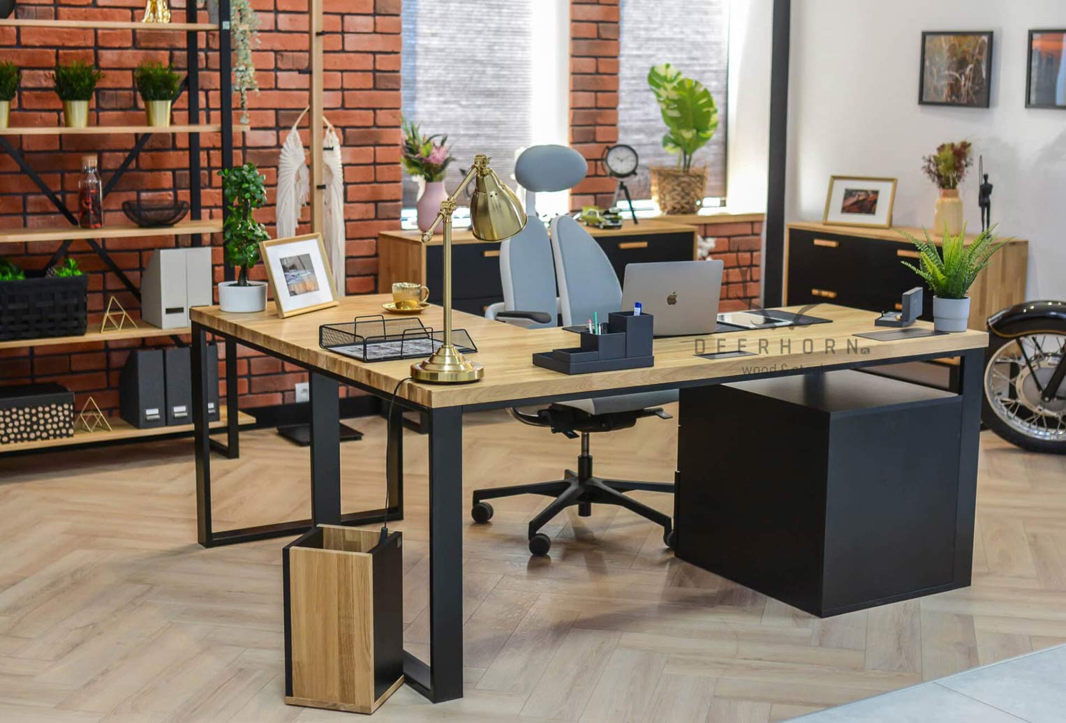 Bureau d'angle moderne avec plateau en bois pour un grand bureau