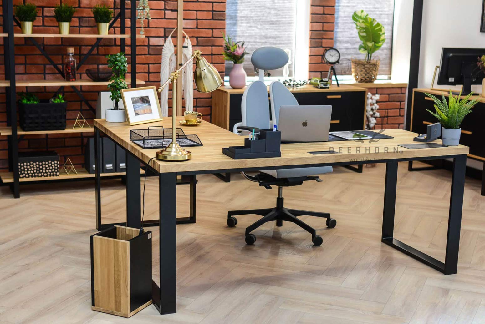 Bureau d'angle moderne avec plateau en bois pour un grand bureau
