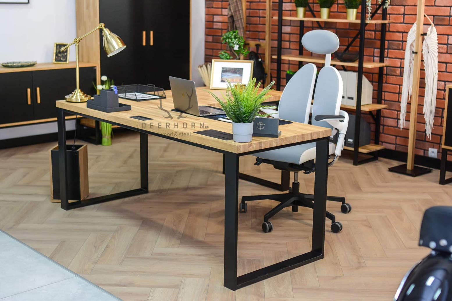 Bureau d'angle moderne avec plateau en bois pour un grand bureau