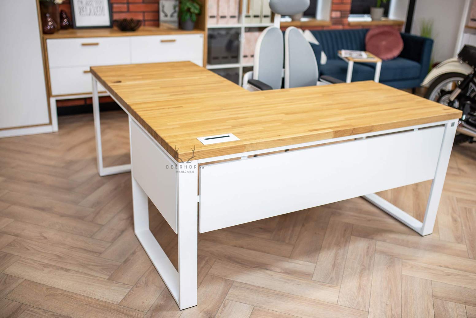 Bureau d'angle industriel en bois blanc avec plateau en chêne