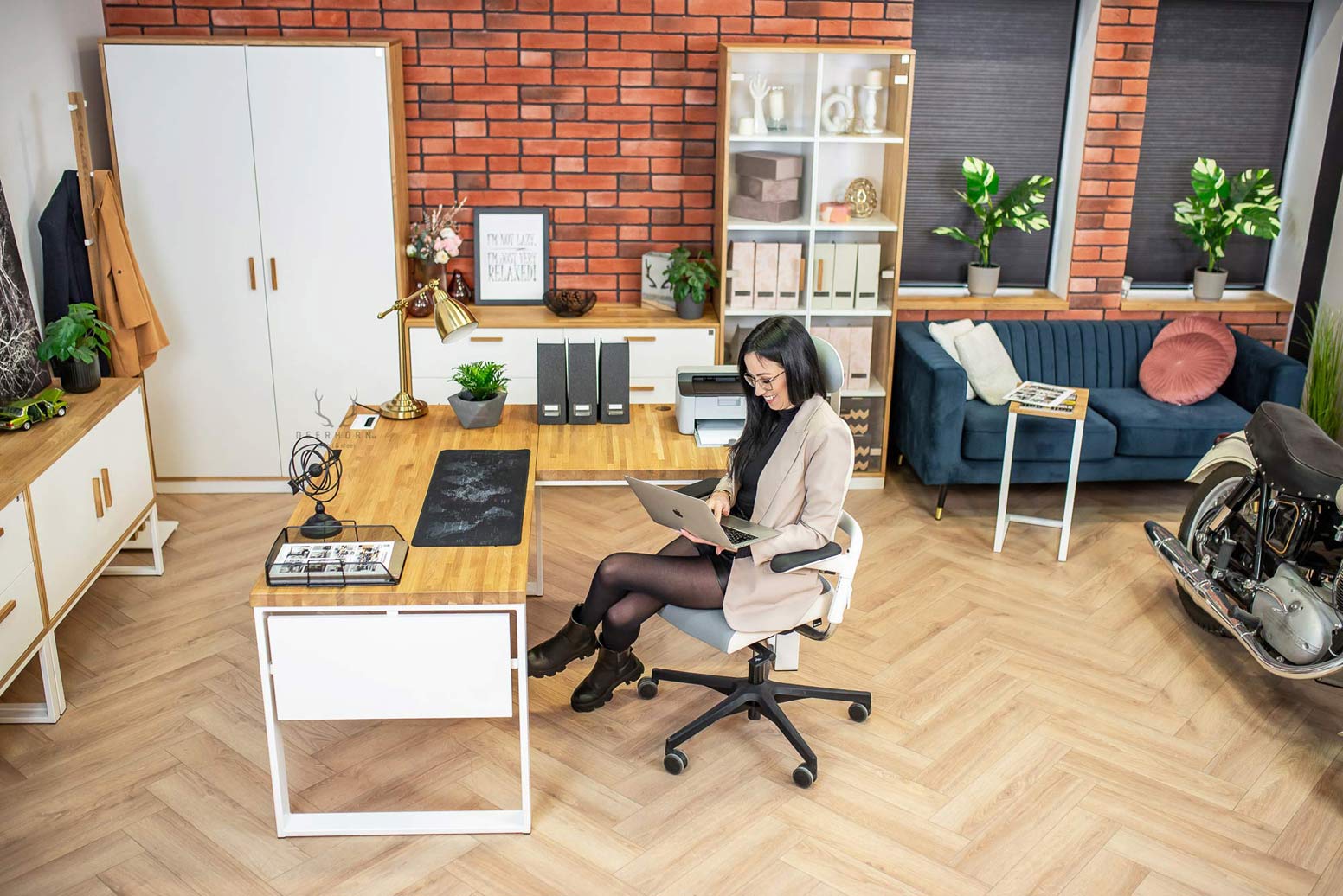 Bureau d'angle industriel en bois blanc avec plateau en chêne