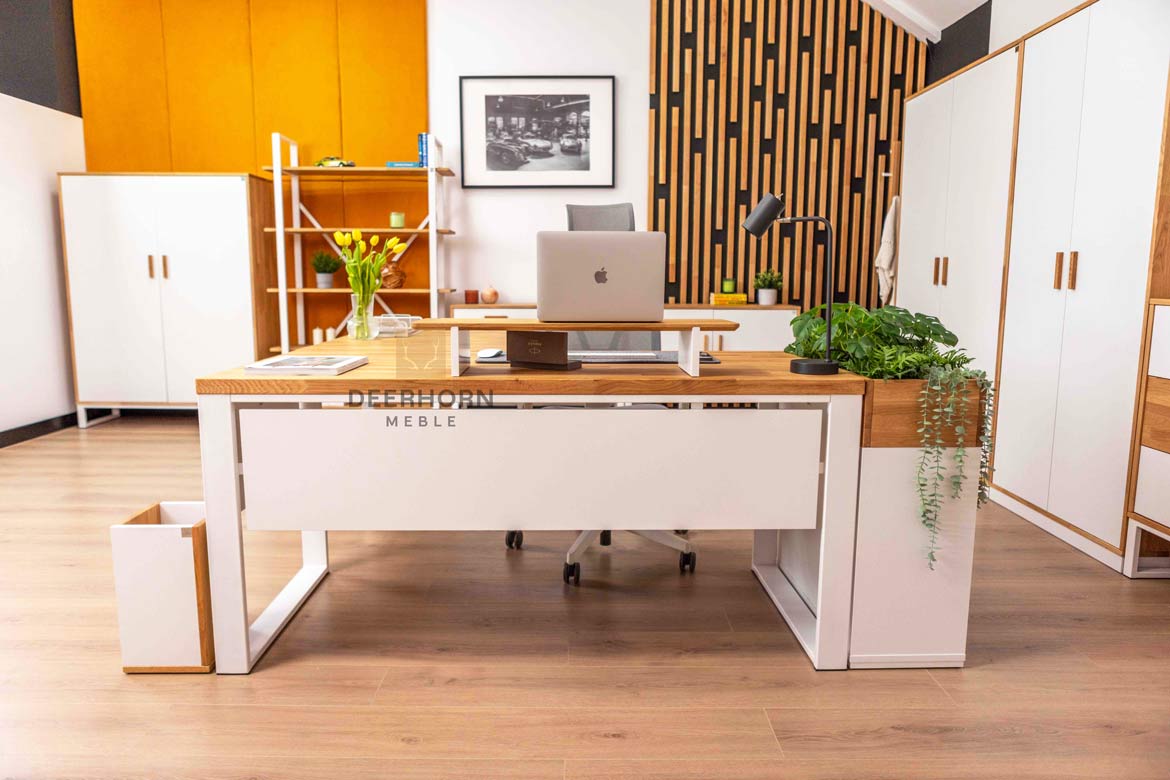 Bureau d'angle industriel en bois blanc avec plateau en chêne