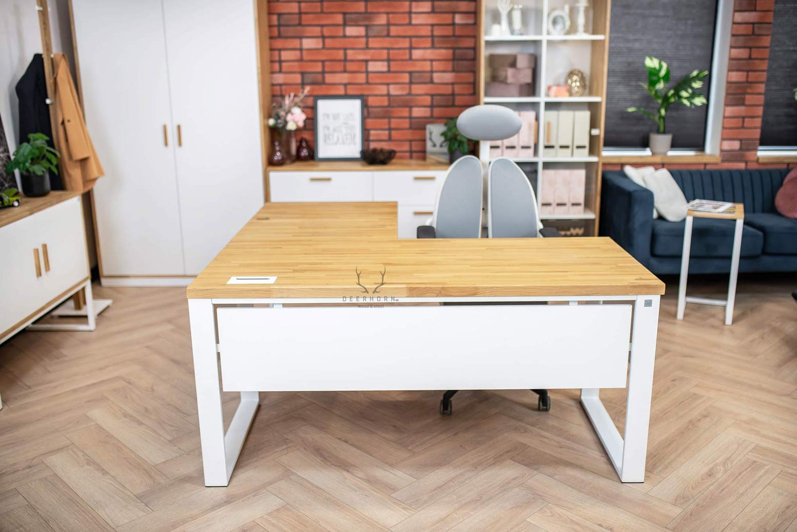 Bureau d'angle industriel en bois blanc avec plateau en chêne