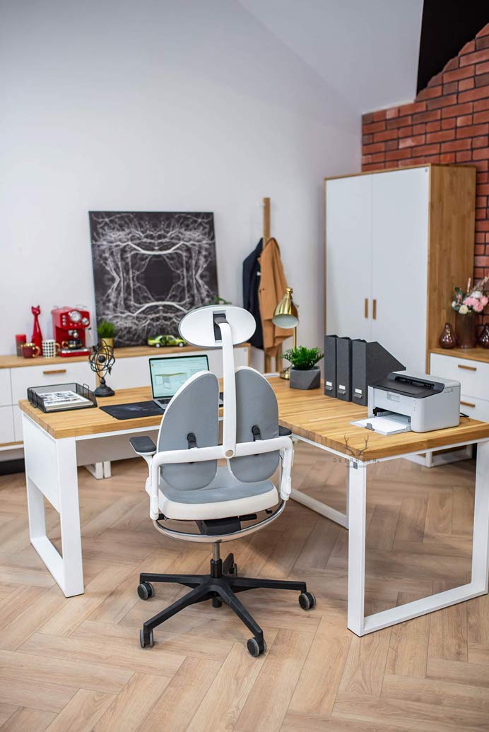 Bureau d'angle industriel en bois blanc avec plateau en chêne