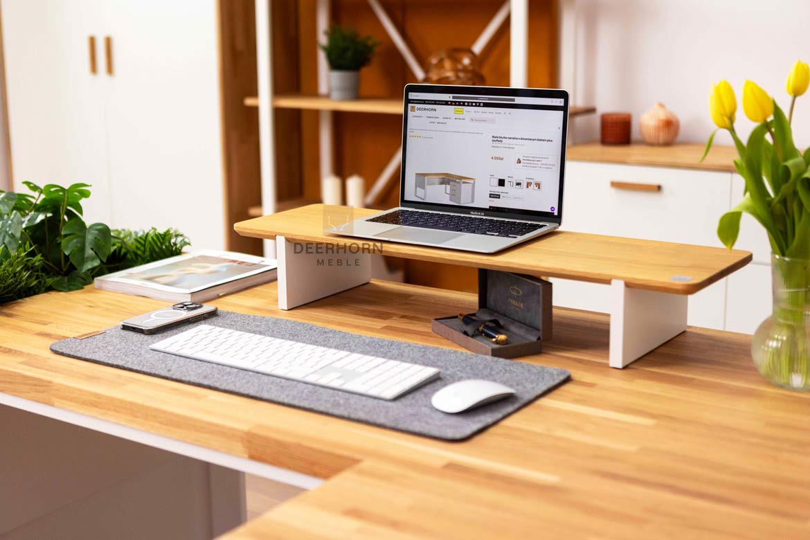 Bureau d'angle industriel en bois blanc avec plateau en chêne