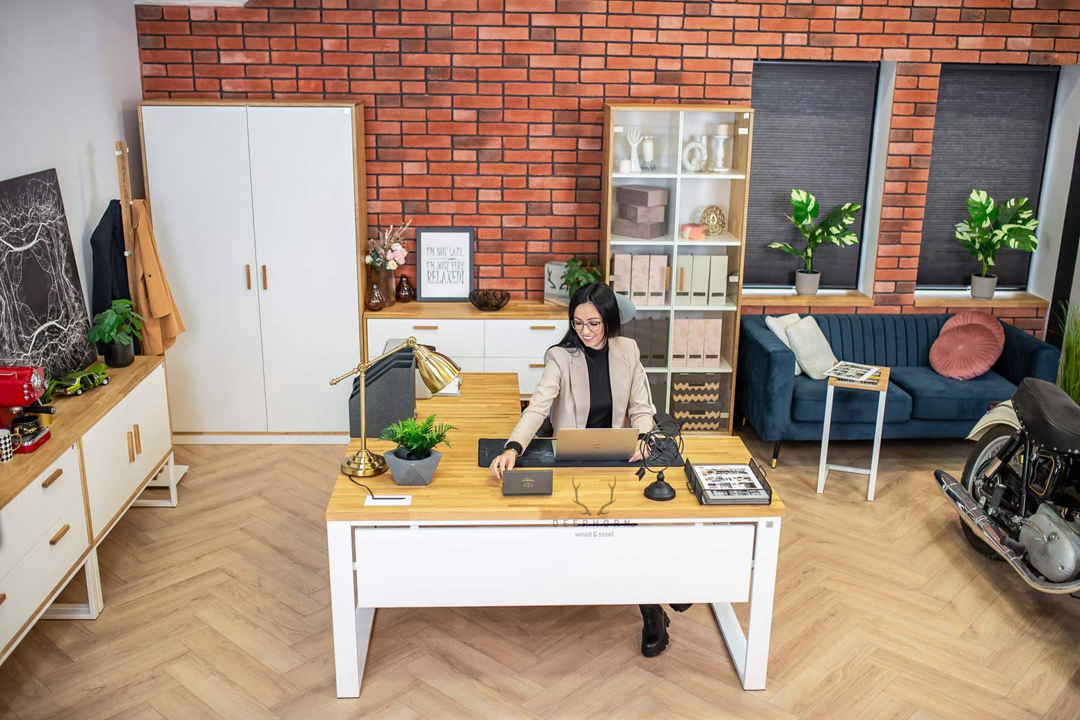 Bureau d'angle industriel en bois blanc avec plateau en chêne
