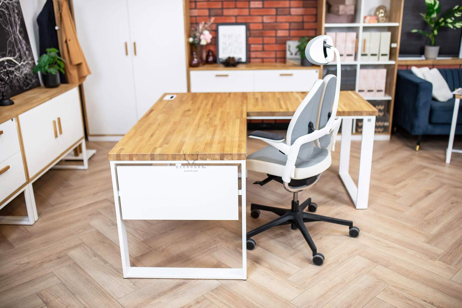Bureau d'angle industriel en bois blanc avec plateau en chêne