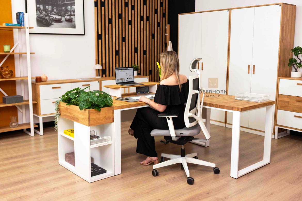 Bureau d'angle industriel en bois blanc avec plateau en chêne