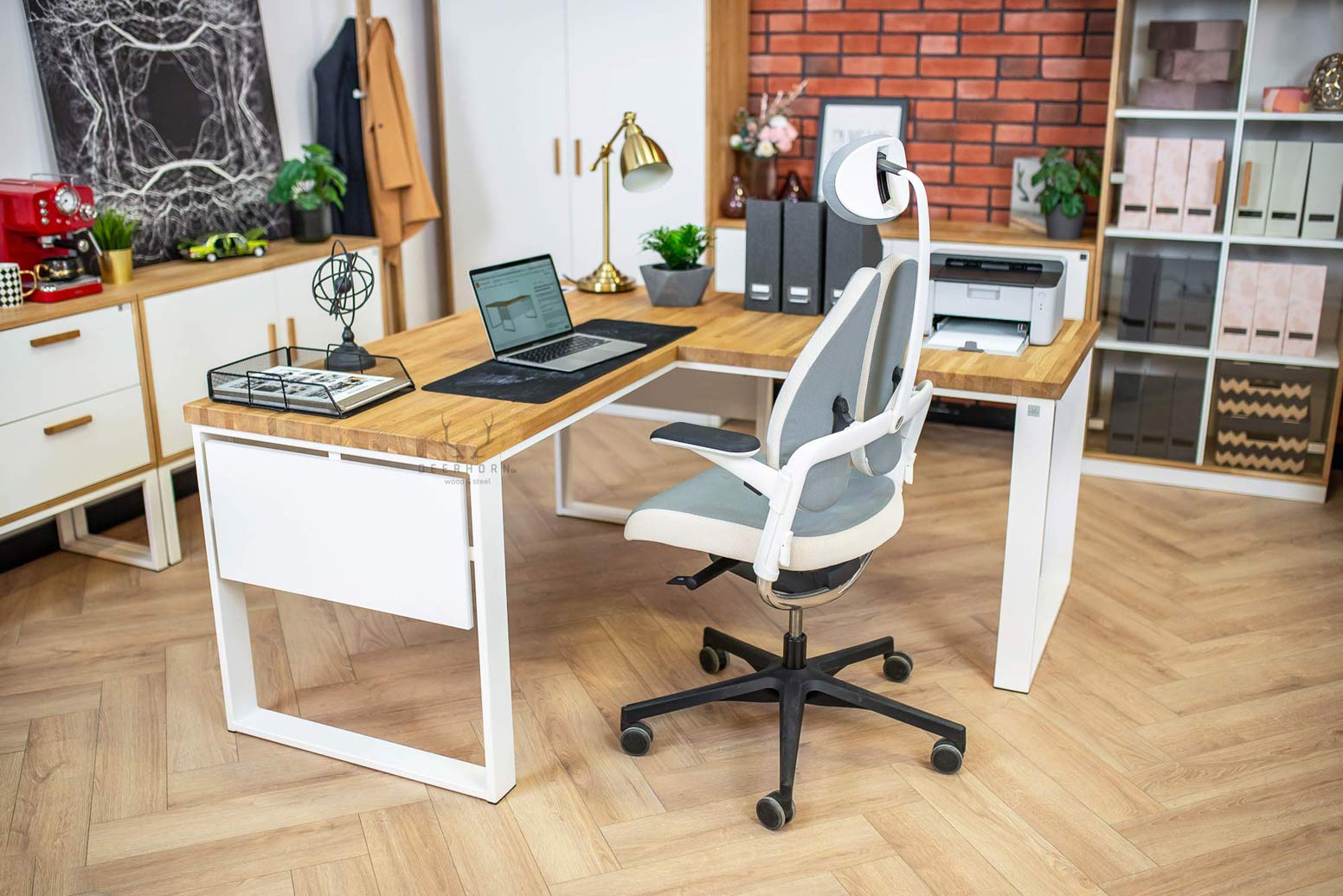 Bureau d'angle industriel en bois blanc avec plateau en chêne