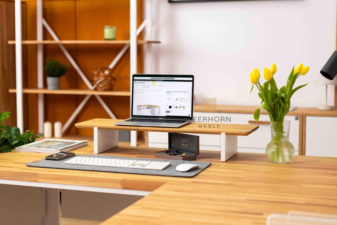Bureau d'angle industriel en bois blanc avec plateau en chêne