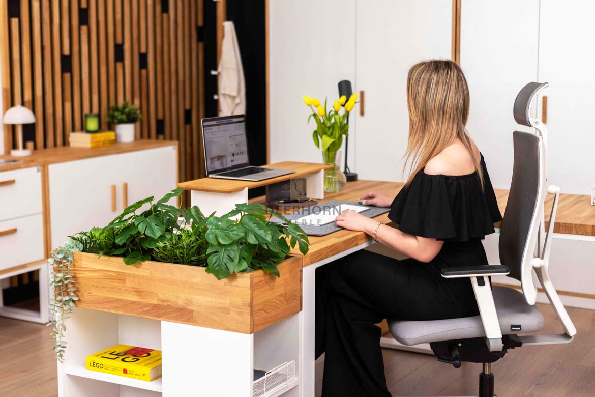 Bureau d'angle industriel en bois blanc avec plateau en chêne