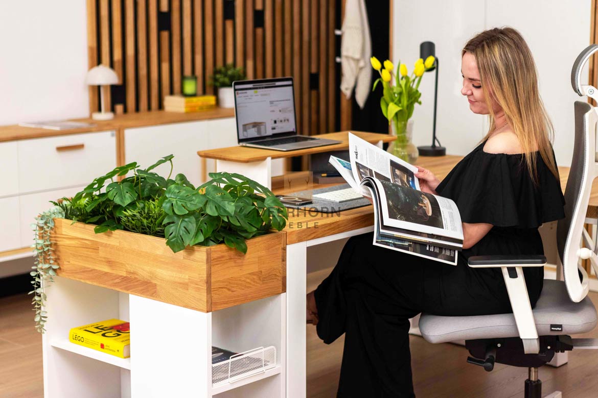 Bureau d'angle industriel en bois blanc avec plateau en chêne