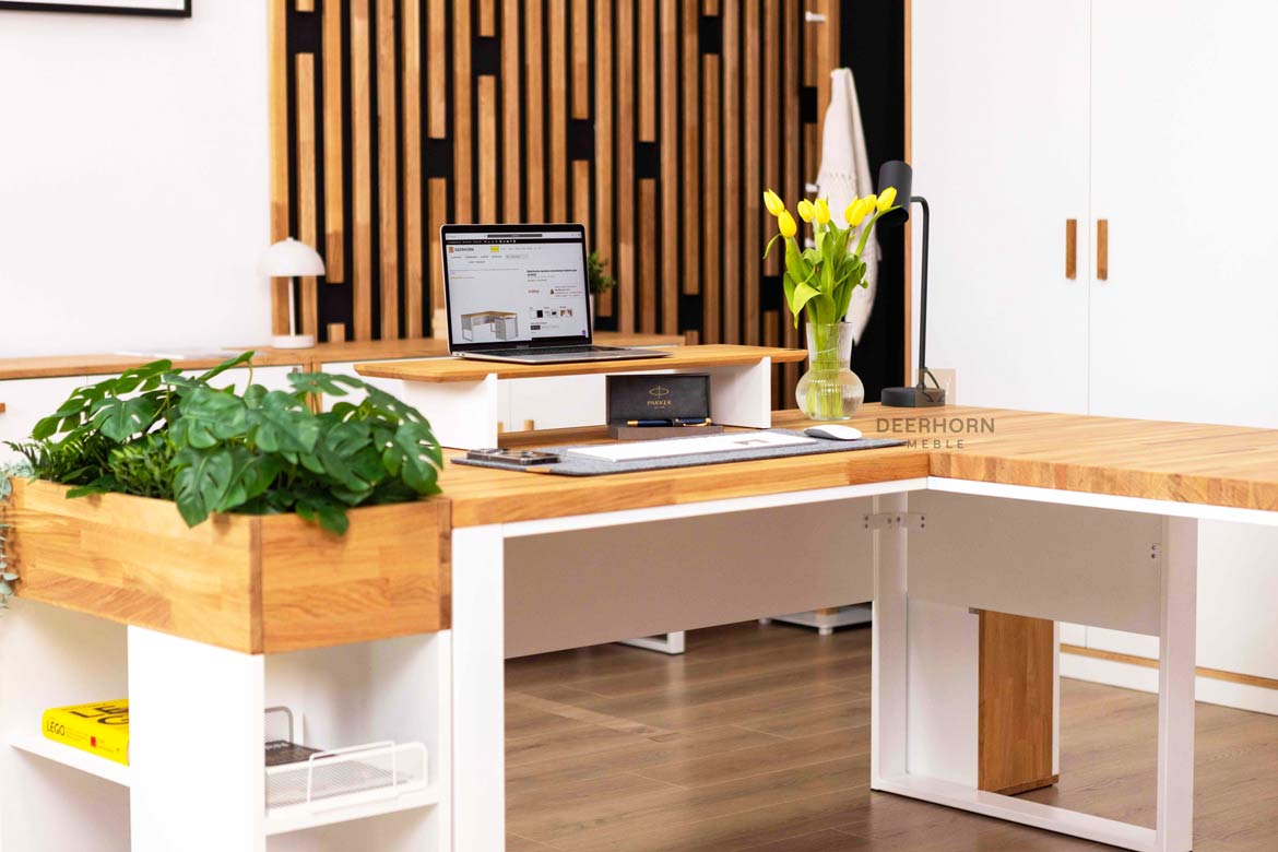 Bureau d'angle industriel en bois blanc avec plateau en chêne