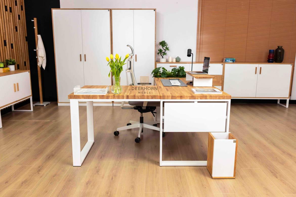 Bureau d'angle industriel en bois blanc avec plateau en chêne
