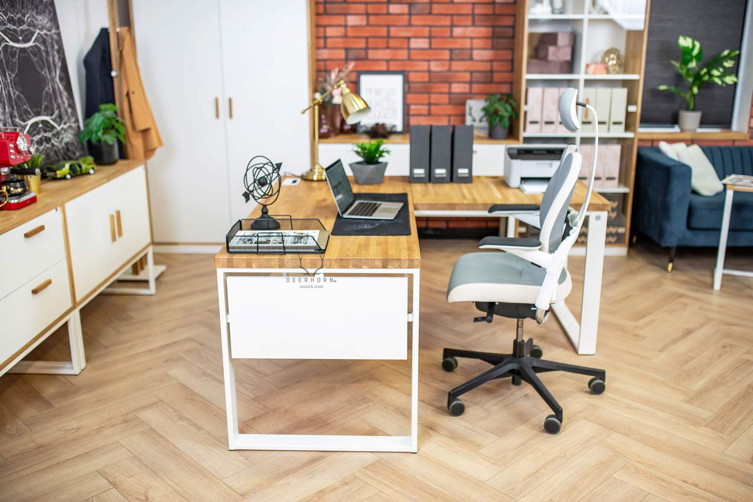 Bureau d'angle industriel en bois blanc avec plateau en chêne