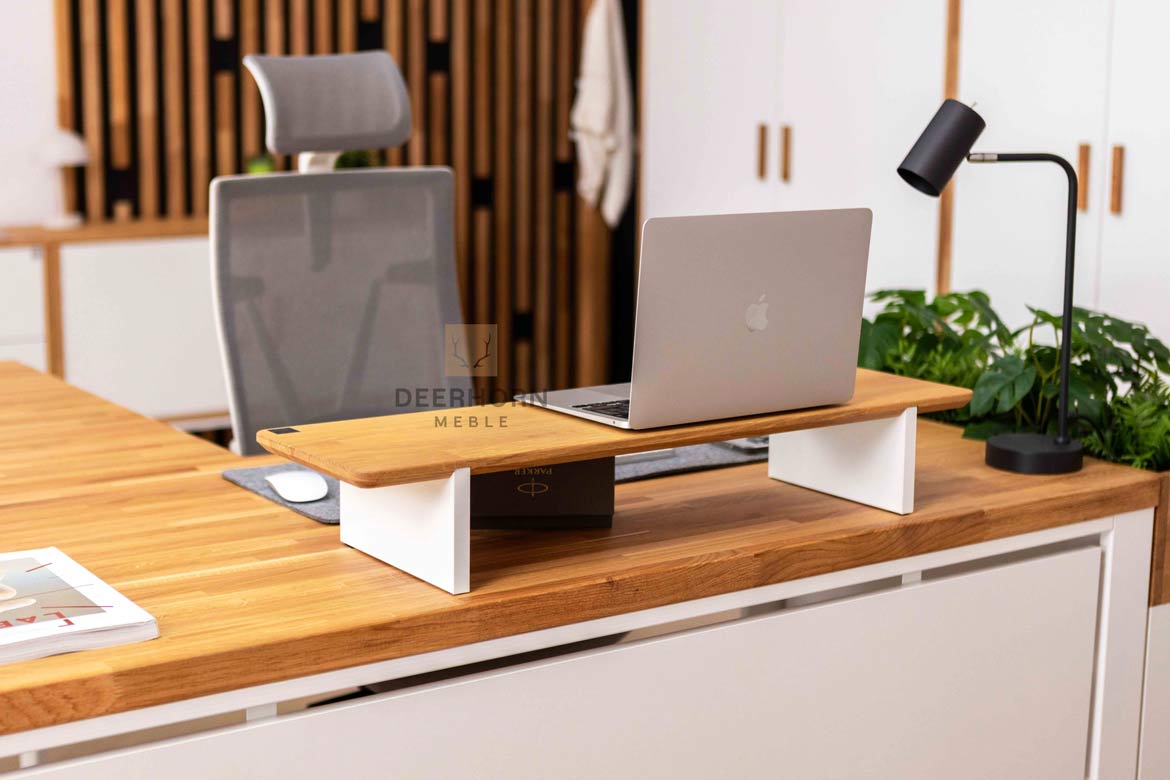 Bureau d'angle industriel en bois blanc avec plateau en chêne