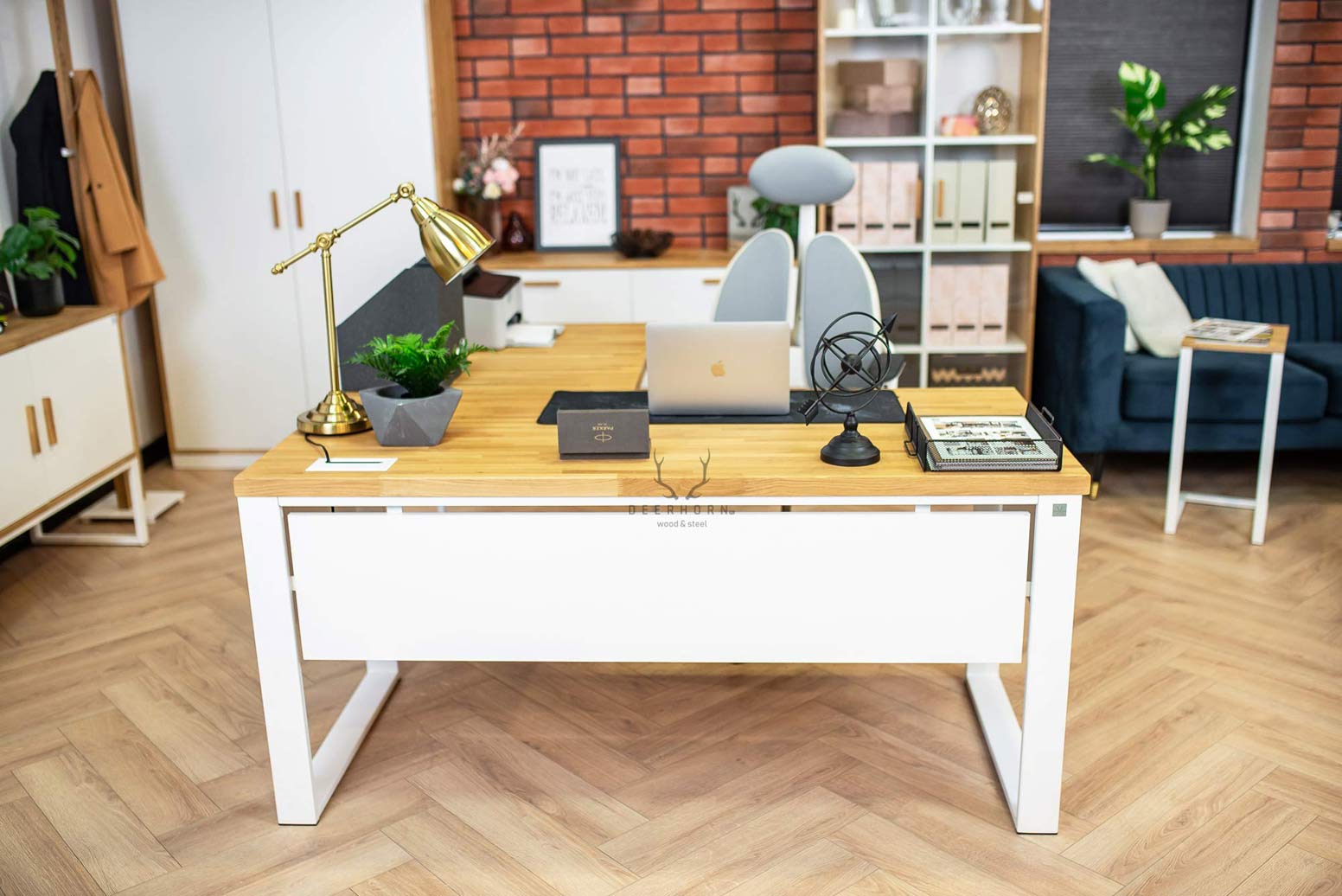Bureau d'angle industriel en bois blanc avec plateau en chêne
