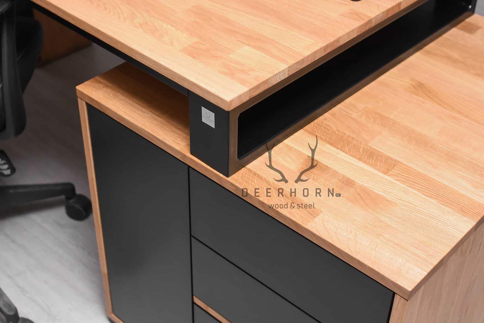 Bureau de loft en bois noir avec caisson