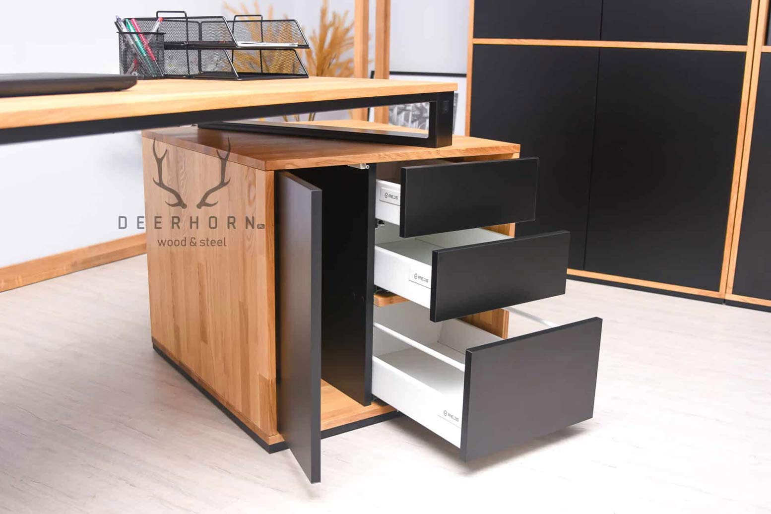 Bureau de loft en bois noir avec caisson