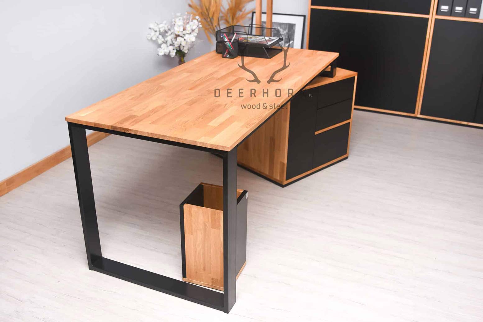 Bureau de loft en bois noir avec caisson
