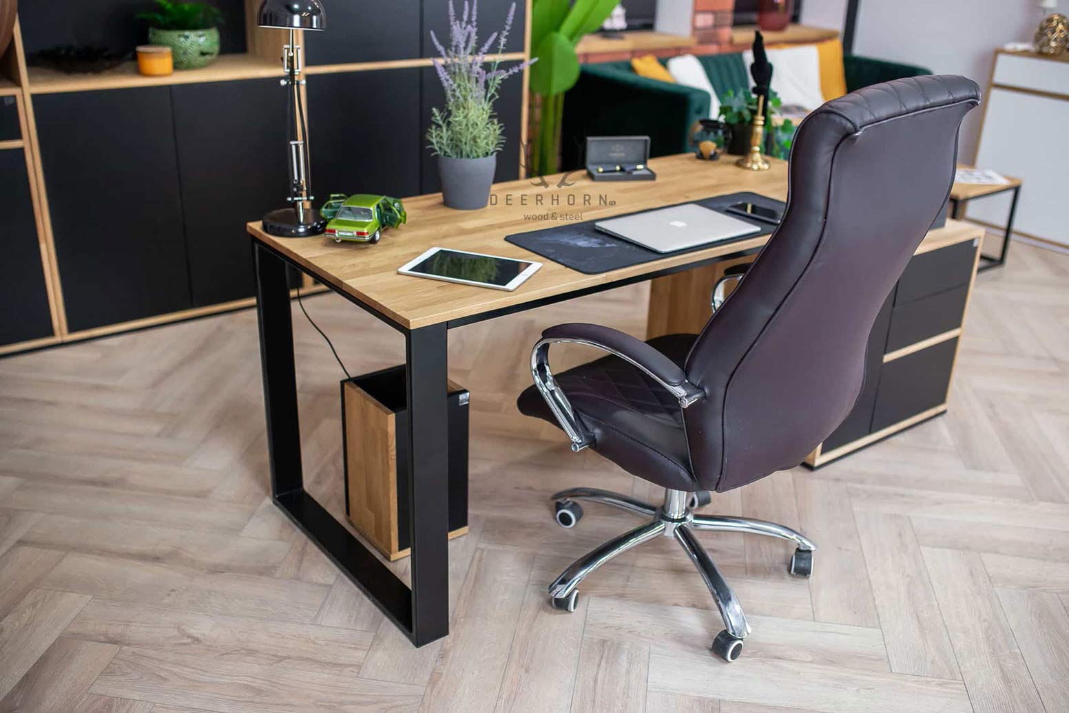 Bureau de loft en bois noir avec caisson