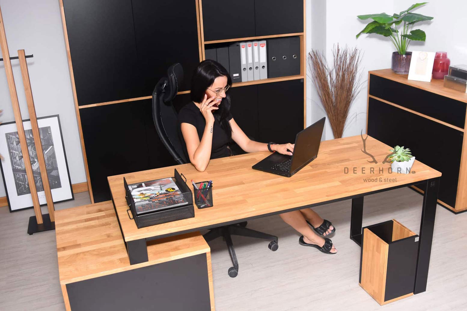 Bureau de loft en bois noir avec caisson