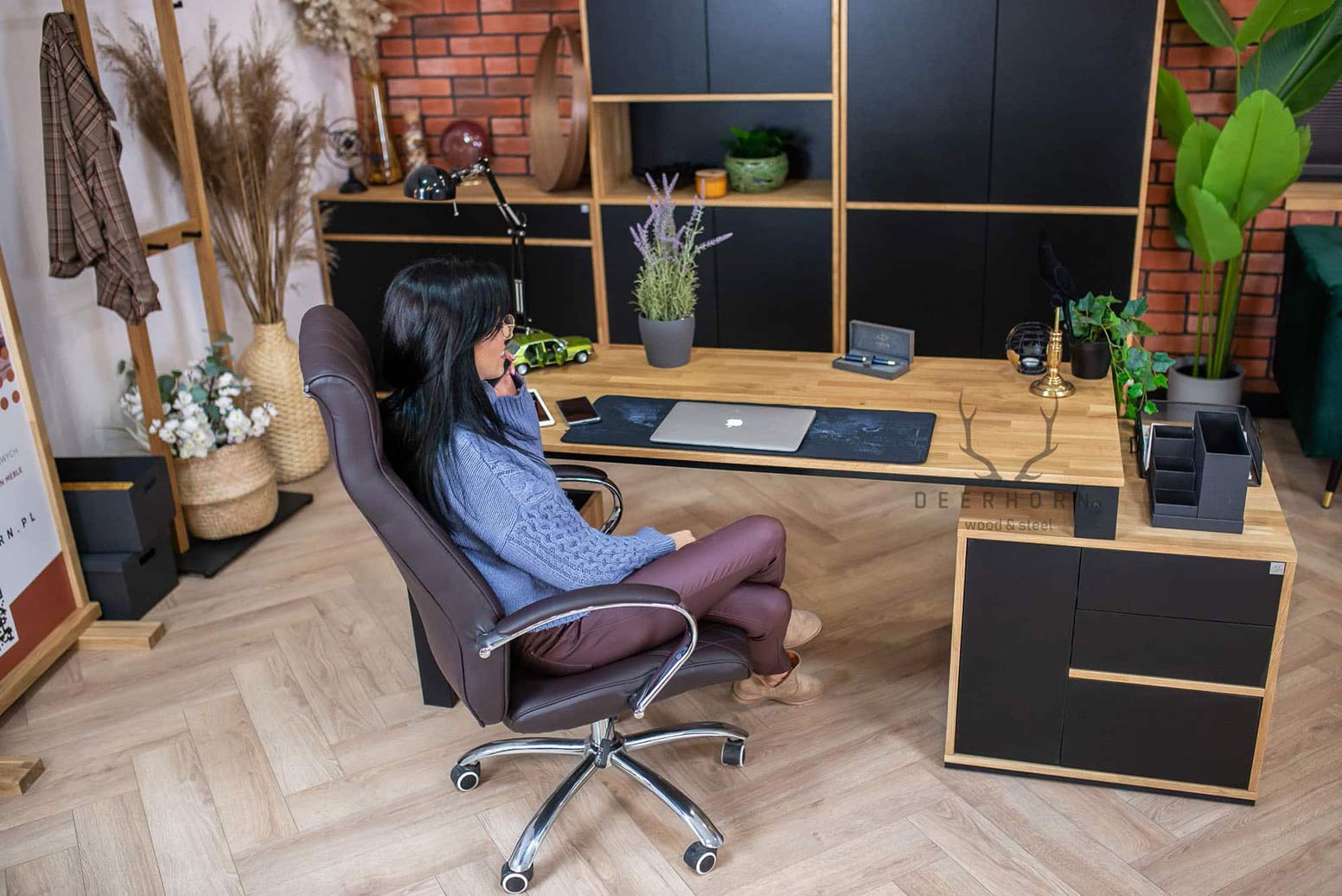 Bureau de loft en bois noir avec caisson