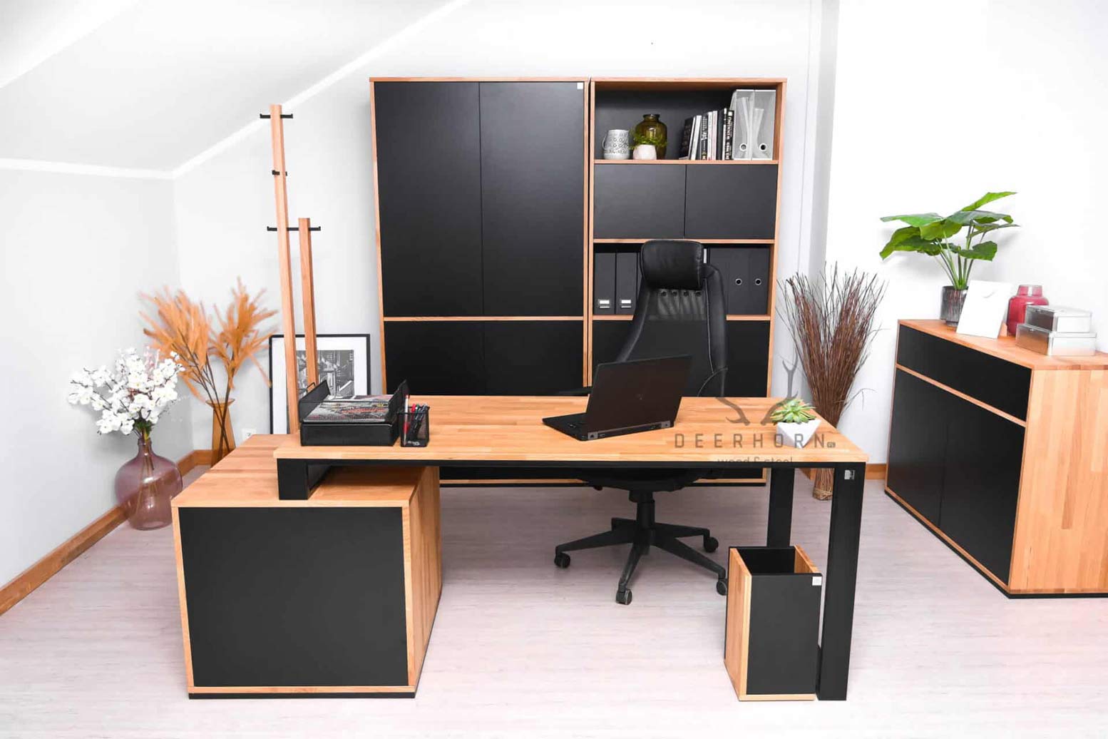 Bureau de loft en bois noir avec caisson