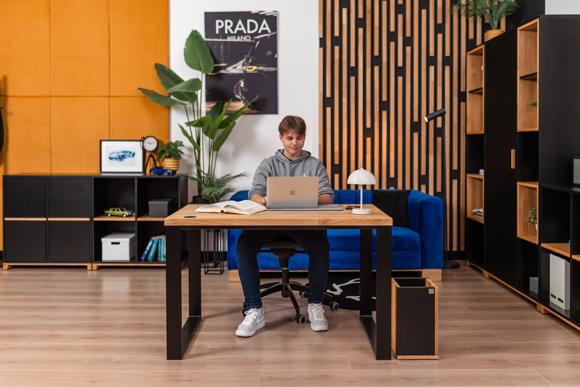 Bureau avec plateau en bois pour la maison des adolescents