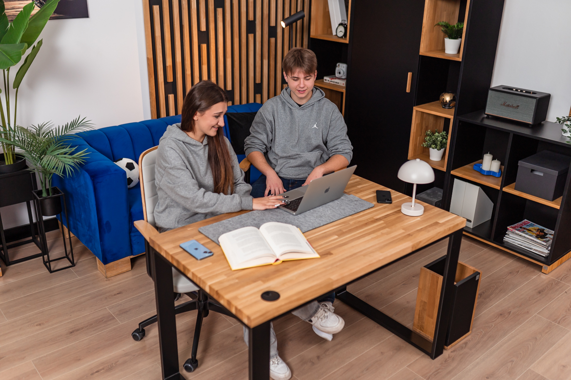 Bureau avec plateau en bois pour la maison des adolescents