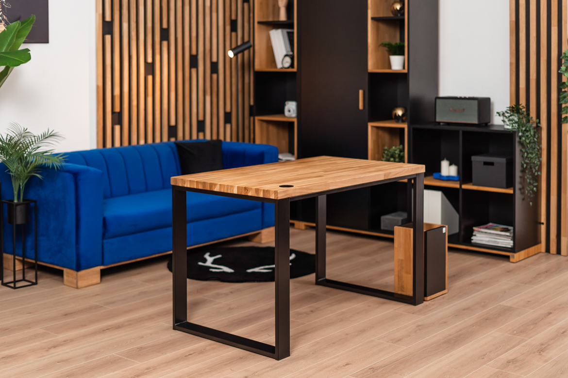 Bureau avec plateau en bois pour la maison des adolescents