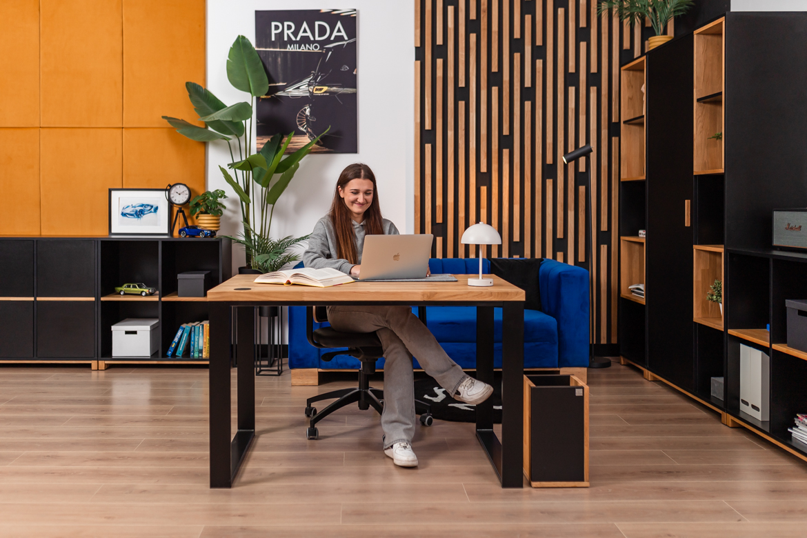 Bureau avec plateau en bois pour la maison des adolescents